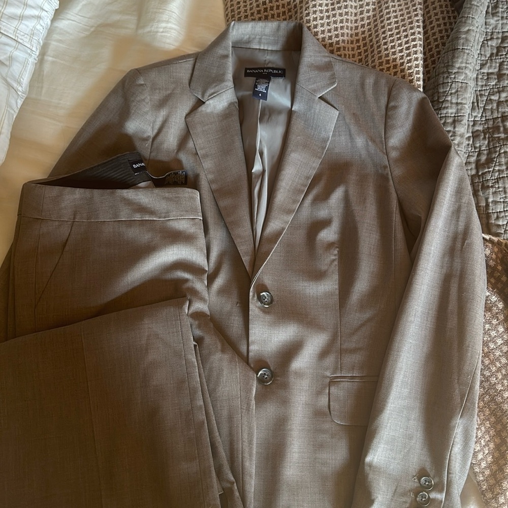 Like new Banana Republic weathered gray suit size 4